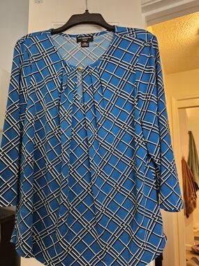 4/$25 Liz Claiborne Blue Geometric Keyhole Blouse